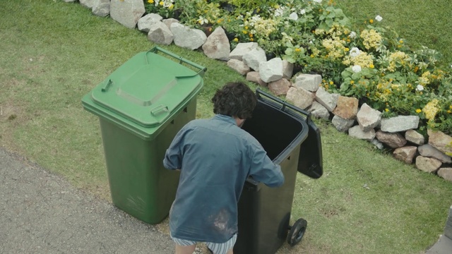 Video Reference N0: Waste container, Grass, Recycling bin, Waste containment, Lawn, Plant community, Plant, Waste collector, Shrub, Compost