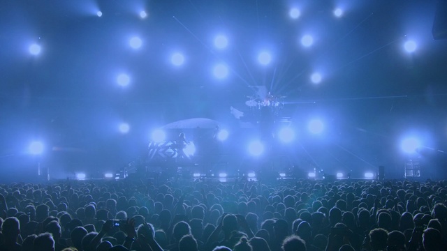 Video Reference N2: Performance, Entertainment, Blue, Rock concert, Concert, Sky, Performing arts, Event, Stage, Crowd