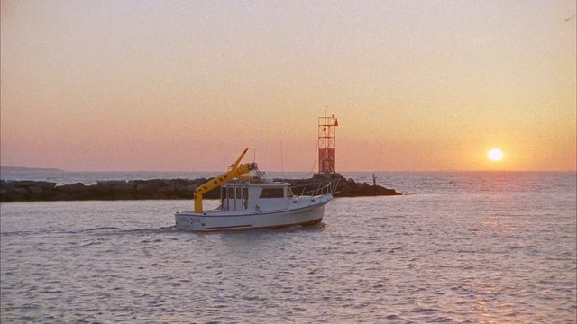 Video Reference N2: water transportation, waterway, sea, calm, ship, boat, watercraft, sky, ocean, sunset, Person