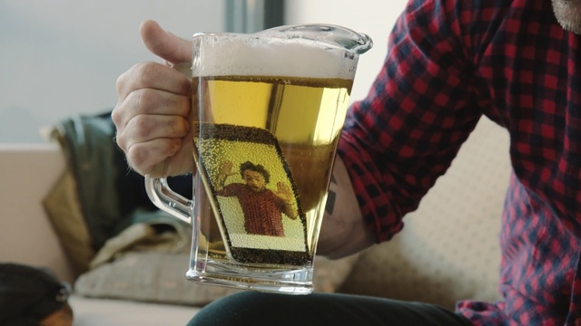 Video Reference N0: Beer glass, Alcohol, Drink, Beer, Alcoholic beverage, Hand, Lager, Pint glass, Beer stein, Drinkware, Person