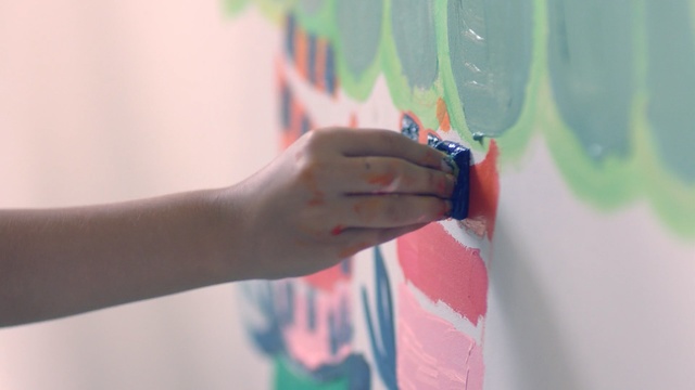 Video Reference N2: Finger, Hand, Arm, Wall, Textile, Room, Paint, Nail