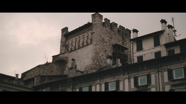 Video Reference N3: sky, building, town, architecture, urban area, wall, facade, history, house, roof