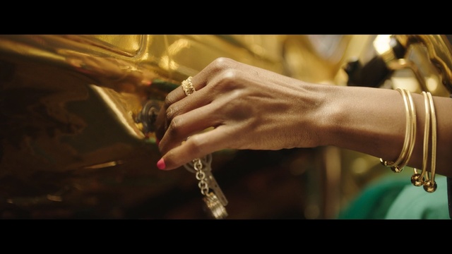 Video Reference N2: hand, finger, arm, saxophone, nail, woodwind instrument, wind instrument, brass instrument, jewellery, screenshot