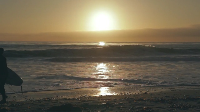 Video Reference N5: sea, horizon, body of water, ocean, sky, shore, sunrise, sun, sunset, beach
