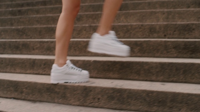 Video Reference N1: White, Human leg, Leg, Footwear, Shoe, Calf, Ankle, Plimsoll shoe, Stairs, Running