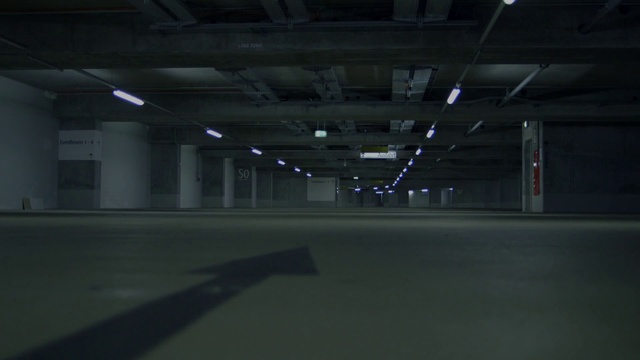 Video Reference N1: Parking lot, Public space, Light, Mode of transport, Darkness, Atmosphere, Human settlement, Road, Architecture, Infrastructure