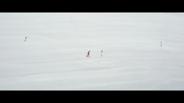 Video Reference N2: White, Sky, Snow, Winter, Recreation, Calm, Slope, Vehicle, Landscape, Winter sport