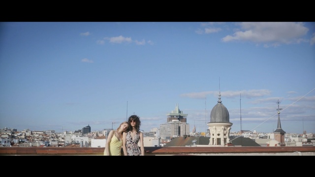 Video Reference N1: sky, landmark, skyline, city, daytime, tourist attraction, cloud, tourism, dome, horizon, Person