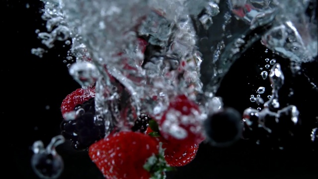 Video Reference N0: Water, Berry, Red, Fruit, Plant, Freezing, Macro photography, Dew, Frutti di bosco, Moisture, Cake, Piece, Food, Covered, Table, Sitting, Snow, Cream, Close, Plate, Decorated, Large, Birthday, Holding, Sugar, Dog, Smoke, White, Droplet, Drop, Dessert