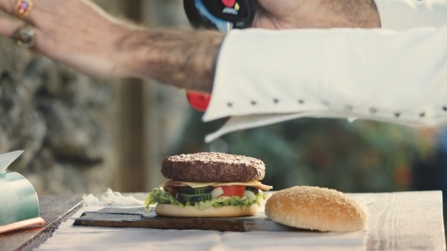 Video Reference N2: hamburger, fast food, food, sandwich, finger food, veggie burger, junk food, cuisine
