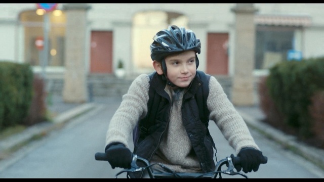 Video Reference N0: headgear, winter, snapshot, vehicle, girl, bicycle, cool, cycling, fur, recreation, Person
