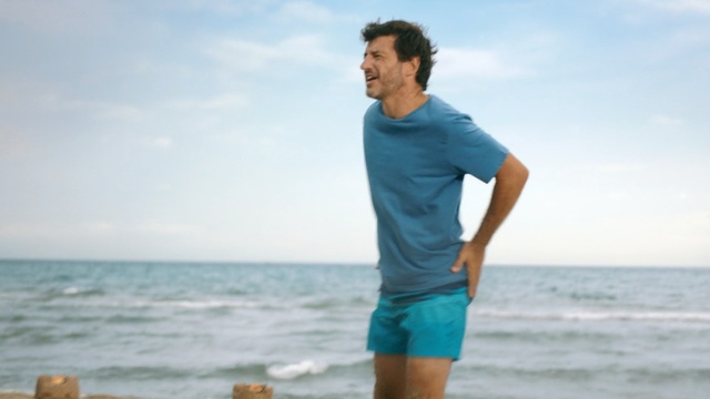 Video Reference N0: T-shirt, Vacation, Standing, Ocean, Summer, Fun, Sea, Shorts, Neck, Leisure, Person
