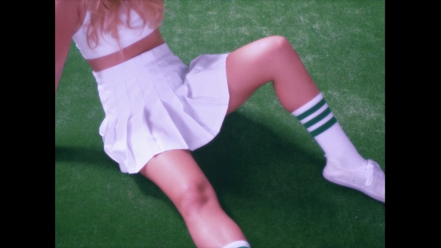 Video Reference N5: green, footwear, leg, pink, joint, thigh, human leg, shoe, knee, human body