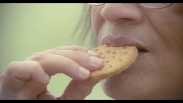 Video Reference N1: Eating, Nose, Food, Junk food, Sweetness, Cookies and crackers, Cracker, Biscuit, Snack, Animal cracker