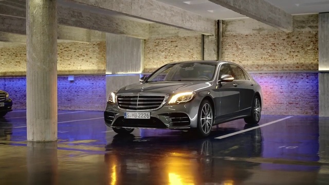 Video Reference N2: Land vehicle, Vehicle, Car, Luxury vehicle, Mid-size car, Automotive design, Executive car, Personal luxury car, Mercedes-benz, Full-size car