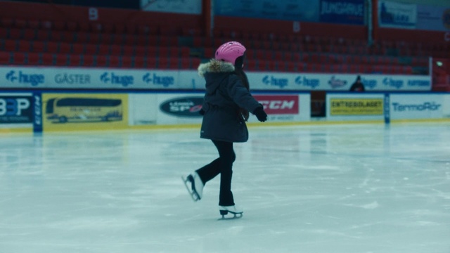 Video Reference N1: Sports, Skating, Ice skating, Figure skate, Ice skate, Figure skating, Sports equipment, Recreation, Ice rink, Winter sport