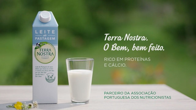 Video Reference N2: product, product, juice, drink, liquid, dairy product, raw milk, milk