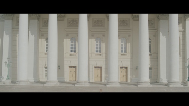 Video Reference N0: column, structure, landmark, architecture, classical architecture, baluster, arch, ancient roman architecture, window, facade, Person