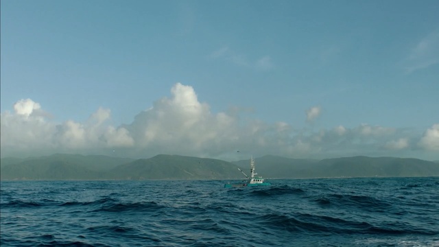 Video Reference N4: sea, ocean, sky, coastal and oceanic landforms, water, wind wave, horizon, wave, calm, sailing