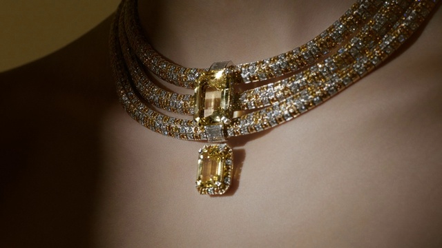 Video Reference N7: Necklace, Fashion accessory, Jewellery, Gold, Metal, Body jewelry, Neck, Diamond