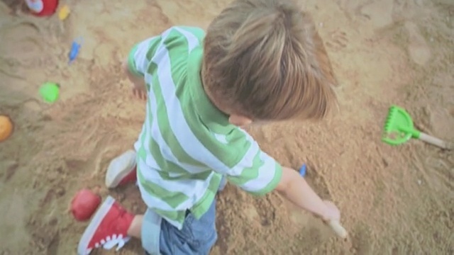 Video Reference N1: child, play, toddler, sand, soil, material, grass, girl