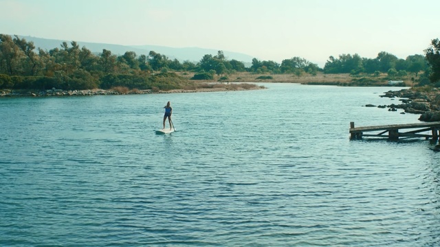 Video Reference N4: Water, Stand up paddle surfing, Surface water sports, Sea, Wave, Recreation, Reservoir, Ocean, Vacation, Inlet