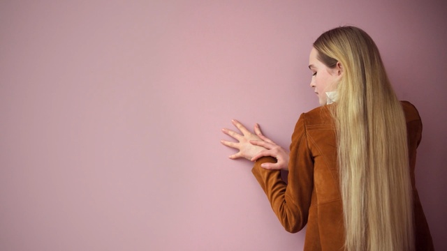 Video Reference N1: Hair, Blond, Shoulder, Pink, Long hair, Beauty, Hairstyle, Skin, Wall, Fashion