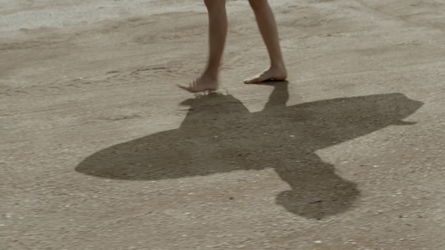 Video Reference N1: Shadow, Leg, Human leg, Foot, Asphalt, Ankle, Sand, Road surface, Barefoot