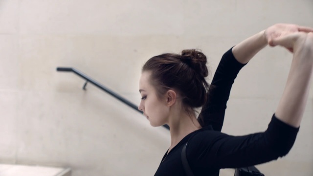 Video Reference N4: hair, shoulder, beauty, hairstyle, girl, arm, neck, long hair, joint, fun