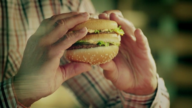 Video Reference N4: Food, Fast food, Macaroon, Big mac, Hamburger, Dish, Hand, Cuisine, Junk food, Finger, Person