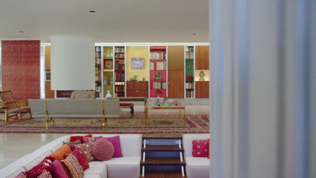 Video Reference N3: Room, Interior design, Furniture, Building, Property, Living room, House, Floor, Ceiling, Home