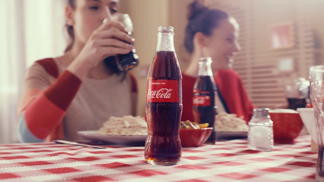 Video Reference N2: Coca-cola, Cola, Drink, Carbonated soft drinks, Soft drink, Liqueur, Bottle, Plant, Non-alcoholic beverage, Glass bottle