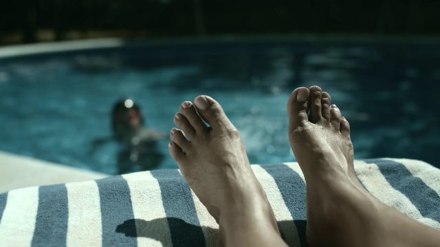 Video Reference N0: Foot, Toe, Leg, Water, Barefoot, Human leg, Swimming pool, Human body, Human, Leisure