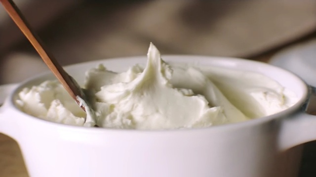 Video Reference N0: Food, Cream, Whipped cream, Dish, Sour cream, Crème fraîche, Cuisine, Ingredient, Frozen yogurt, Buttercream