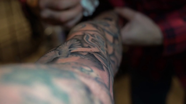 Video Reference N1: Tattoo, Arm, Joint, Flesh, Hand, Muscle, Tattoo artist, Human leg