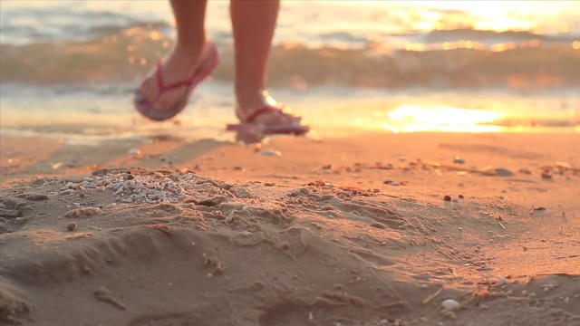 Video Reference N7: sand, sky, vacation, foot, sea, shore, beach, sunlight, summer, sunrise