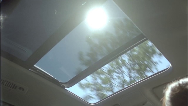 Video Reference N1: Light, Daylighting, Lighting, Ceiling, Window, Automotive exterior, Automotive window part, Vehicle, Sunroof, Glass