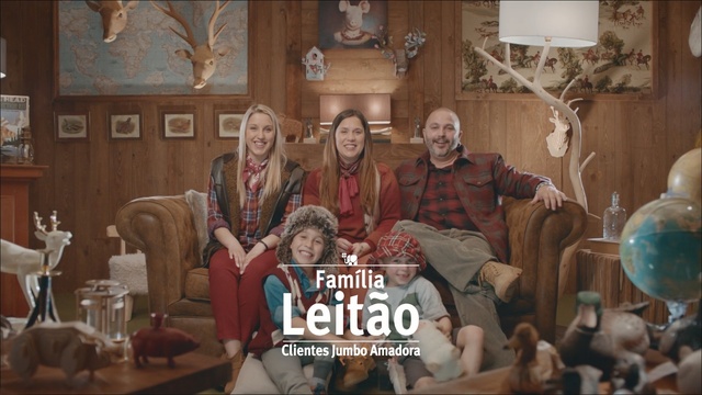 Video Reference N0: sofa, family, man, woman, children, girl, boy, room, home, title, Person