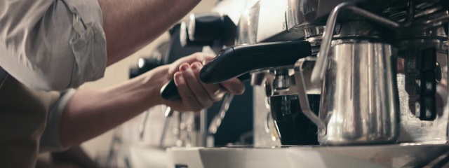 Video Reference N0: Espresso machine, Small appliance, Barista, Hand, Portafilter, Home appliance, Coffeemaker