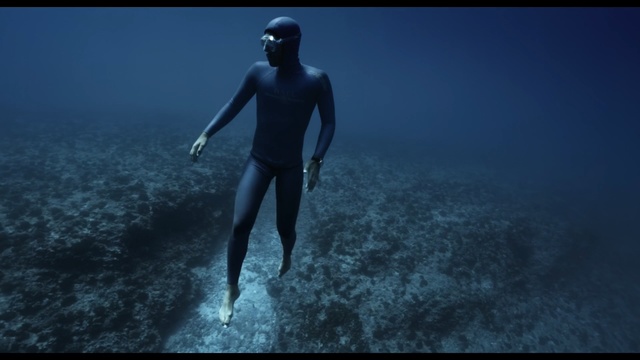 Video Reference N16: water, freediving, underwater diving, atmosphere, underwater, sea, sky, screenshot, diving, ocean