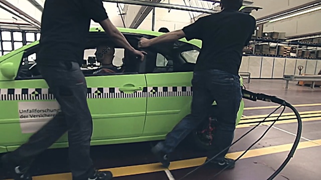 Video Reference N1: Vehicle door, Green, Vehicle, Automotive exterior, Leg, Team, Footwear, Personal protective equipment, Car