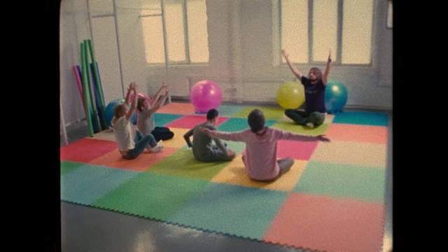 Video Reference N0: Physical fitness, Pilates, Play, Mat, Sports, Exercise, Yoga mat, Arm, Room, Leisure