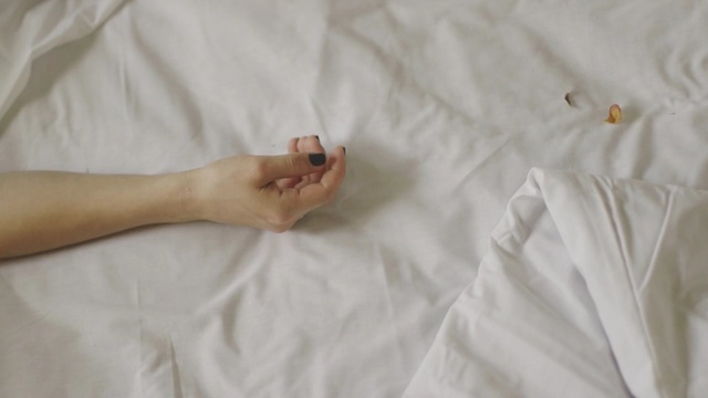 Video Reference N3: Hand, Finger, Bed sheet, Textile, Linens, Nail