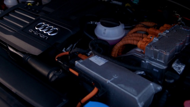 Video Reference N4: Engine, Vehicle, Car, Auto part, Mid-size car, Hood, Family car, Audi