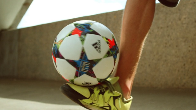 Video Reference N12: Soccer ball, Ball, Football, Leg, Sports equipment, Freestyle football, Competition event, Human leg