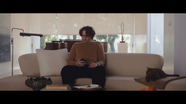 Video Reference N2: Sitting, Couch, Snapshot, Furniture, Room, Leg, Human, Living room, Fun, Conversation