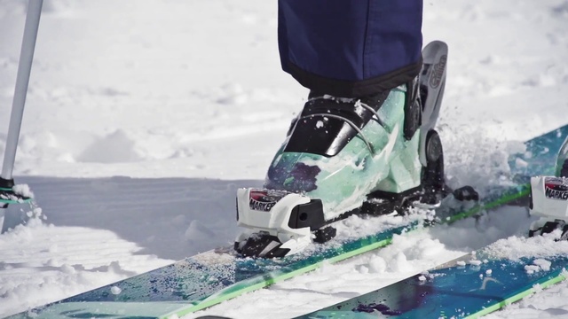 Video Reference N3: Ski binding, Ski boot, Footwear, Snow, Snowshoe, Snowboard, Sports equipment, Recreation, Ski Equipment, Ski