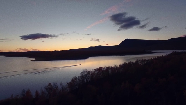 Video Reference N1: Sky, Body of water, Highland, Water, Nature, Cloud, Loch, Lake, Horizon, Sunset