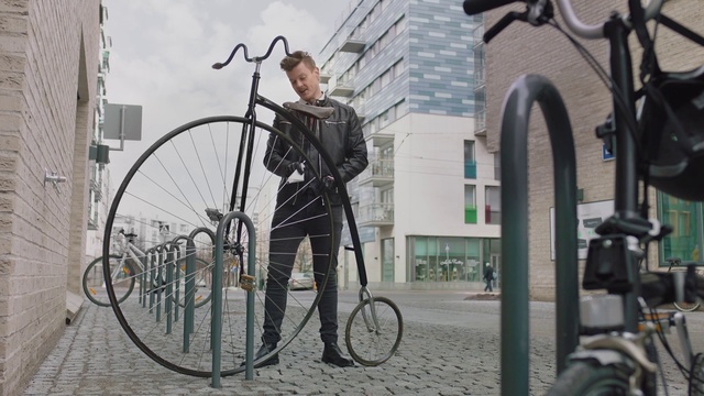 Video Reference N0: Bicycle wheel, Bicycle, Bicycle tire, Bicycle part, Vehicle, Bicycle frame, Bicycle accessory, Hybrid bicycle, Bicycle fork, Spoke
