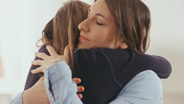 Video Reference N0: shoulder, neck, interaction, girl, joint, product, hug